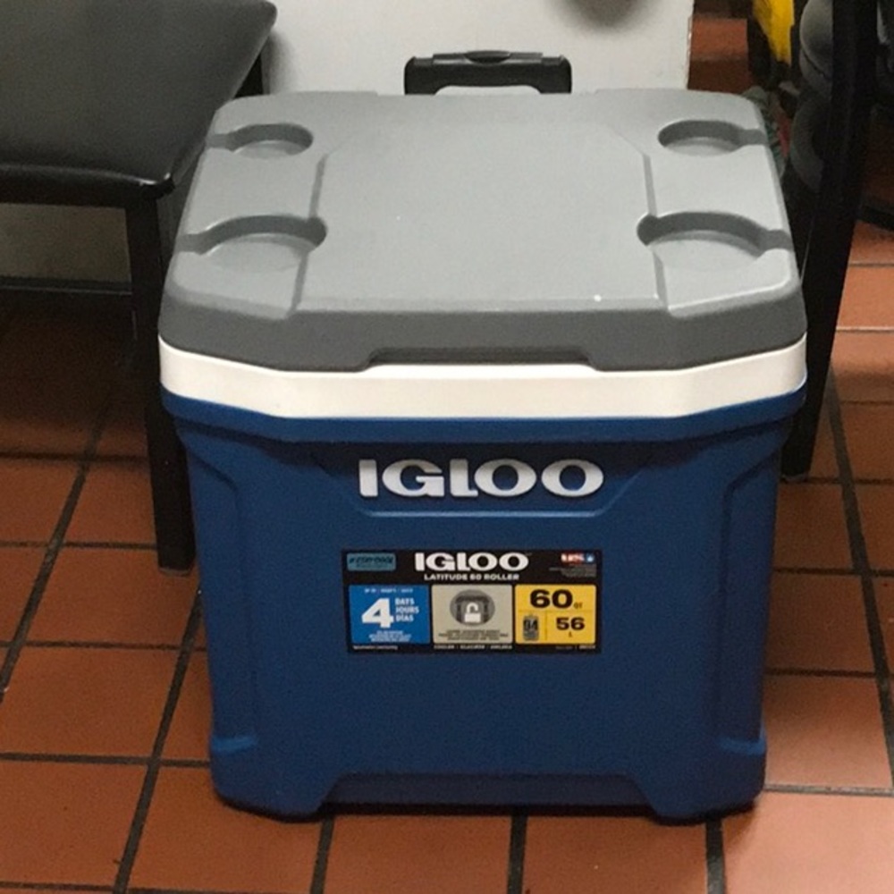 IGLOO COOLER 60QT TELESCOPE HANDLE ROLLER